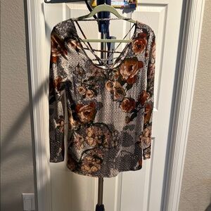 Daytrip Floral Crisscross Top. Size Small